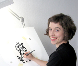 Auf dem Bild ist Charlotte Hofmann zu sehen, die den Comic-Workshop leitet.