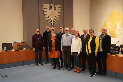 Auf dem Bild sind die Mitglieder des Stadt-Seniorenrats e.V. um den Vorsitzenden Hartmut Schlipf (3.v.r.) zu sehen.