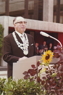 Auf dem Bild ist OB Schübel bei der Einweihung des neuen Rathauses, September 1975 zu sehen.
