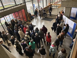 Auf dem Bild sind Bürger*innen bei der Begrüßung zum Stadtspaziergang im Foyer des Aalener Rathauses zu sehen.