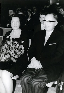 Auf dem Bild sind OB Schübel mit Charlotte Schübel und Sohn beim Doppeljubiläum in der Stadthalle, November 1964 zu sehen.