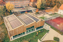 Auf dem Bild ist Die PV-Anlage auf dem Dach des Fachklassentrakts des Schubart-Gymnasiums zu sehen
