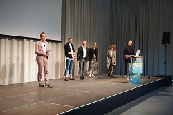Auf dem Bild ist sind die Referenten des Tages (v.r.n.l.) Jan-Philipp Exner, Anne-Marie Pellegrin, Rebecca Nell, Reinhard Brodrecht, Moritz Spielvogel und Felix Unseld zu sehen
