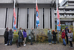 Auf dem Bild ist OB Frederick Brütting (Bildmitte) beim Hissen der Flagge vor dem Rathaus in Aalen zu sehen.