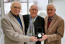 Auf dem Bild sind Dieter Matzik, Artur Grimm und Erich Holzwarth mit der Silbernen Halbkugel  zu sehen.
