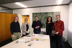 Auf dem Bild ist Erster Bürgermeister Wolfgang Steidle (Bildmitte) und sein Expertenteam für die städtischen Förderprogramme (v.l.n.r.: Lisa Zulley, Ann-Kathrin Schneele, Eveline Müller, Nadja Horic) zu sehen.