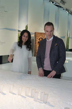 Auf dem Bild ist Julia Datow-Ensling zusammen mit Oberbürgermeister Frederick Brütting zu sehen.