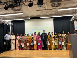 Auf dem Bild sind Erster Bürgermeister Wolfgang Steidle (Mitte) mit den Lehrkräften der Tamilischen Schule und Schulleiter Thanabalasingam Vyramuthu (rechts) zu sehen.