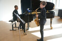 Auf dem Bild sind Joris König (Saxophon) und Charles Kayser (Klavier) in der Kategorie Klavier und Holzblasinstrumente Duo in der Altergruppe IV zu sehen.
