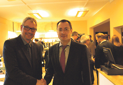 Oberbürgermeister Thilo Rentschler (rechts) begrüßte Prof. Ralf Dringenberg, Rektor der Hochschule für Gestaltung in Schwäbisch Gmünd (links).
