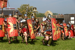 Auf dem Bild sind einige in römischen Rüstungen gekleidete Personen zu sehen.
