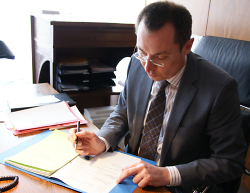 Oberbürgermeister Thilo Rentschler unterzeichnet den Vertrag