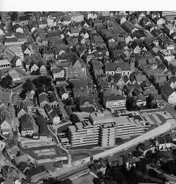 Auf dem Bild ist ein Luftbild des Aalener Rathauses zur Einweihung 1975zu sehen