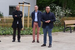 Auf diesem Bild sind Erster Bürgermeister Wolfgang Steidle, Oberbürgermeister Frederick Brütting und Künstler Simon Maier zu sehen. 