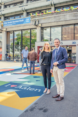 Auf dem Bild sind Künstlerin Jessica Rühmann (li.) mit Oberbürgermeister Frederick Brütting bei der offiziellen Fertigstellung des Kunstwerks, welches seit vergangener Woche den Rathausvorplatz ziert zu sehen.