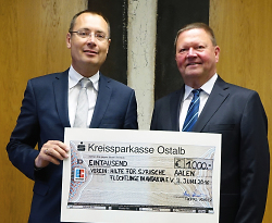 Oberbürgermeister Thilo Rentschler nahm den Scheck über 1.000 Euro entgegen.
