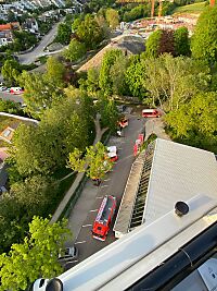 Auf dem Bild sind die Einsatzfahrzeuge der Feuerwehr Aalen bei der Übung auf dem Gelände der Firma Hachtel zu sehen.