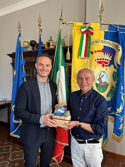 Auf dem Bild sind Oberbürgermeister Frederick Brütting mit Cervias Bürgermeister Massimo Medri zu sehen.
