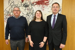 v.l.n.r. Bernhard Schmid, Jasmin Hopfensitz und Oberbürgermeister Thilo Rentschler