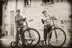 Zwei Pedalritter auf ihren Hochrädern - die "Pedaleros"