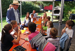 Bürgermeister Karl-Heinz Ehrmann steht den Kindern Rede und Antwort