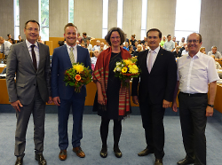OB Thilo Rentschler gratulierte gemeinsam mit den beiden Beigeordneten Wolfgang Steidle und Karl-Heinz Ehrmann den Gewählten Maya Kohte und Felix Unseld.   