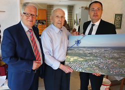 OB a.D. Ulrich Pfeifle (links) und Oberbürgermeister Thilo Rentschler (rechts) gratulieren gemeinsam dem ehemaligen Baubürgermeister Heinz Holzbaur.