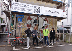 In der Rittergasse besuchte OB Thilo Rentschler die drei jungen Künstler des Künstlerkollektivs K, die sich der Bemalung des Gebäudes mit Szenen aus der Stadtgeschichte verschrieben haben.