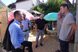 Oberbürgermeister Thilo Rentschler im Gespräch mit Markus Schäffler und Björn Ulrich vom Reichsstädter Café