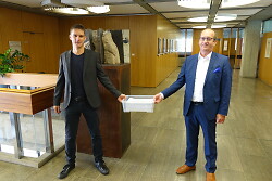 Auf diesem Bild ist die Unterschriftenübergabe zum Einwohnerantrag von Norbert Schinko an Aalens Bürgermeister Karl-Heinz Ehrmann zu sehen.
