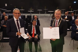 Auf diesem Bild ist der Ausgezeichnete Prof. Gerhard Schneider gemeinsam mit dem Oberbürgermeister Thilo Rentschler und Laudator Dr. Karl Lamprecht zu sehen.