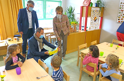 OB Thilo Rentschler überreicht gemeinsam mit der Staatssekretärin Friedlinde Gurr-Hirsch und MdL Winfried Mack an die Kita-Kinder ein Spiel.
