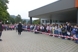 Gemeinsam mit den Kindern wurde der neue Schul-und Spielplatz offiziell eröffnet