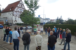 Auf diesem Bild ist EBM Wolfgang Steidle mit Bürgern beim Ortsteilspaziergang zu sehen.