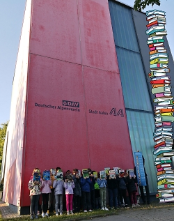 18,5 Meter in vier Wochen: Kinder der Aalener Greutschule vor dem ersten von ihnen erlesenen "Aalener Bücherturm".