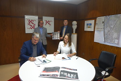 Auf diesem Bild sind Tonio Kleinknecht und Tina Brüggemann bei der Vertragsunterzeichnung gemeinsam mit OB Thilo Rentschler und Bürgermeister Karl-Heinz Ehrmann zu sehen.
