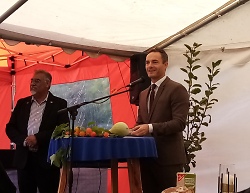 Auf dem Bild ist Oberbürgermeister Frederick Brütting zu sehen bei seiner Eröffnungsrede