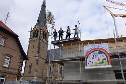 Auf dem Bild ist das Richtfest für das neue Gemeindezentrum der evangelischen Kirchengemeinde Wasseralfingen/Hüttlingen zu sehen.