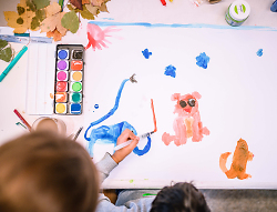 Auf dem Bild ist ein Kunstwerk zu sehen welches ein Kind malt.
