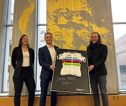 Auf dem Bild sind von links nach rechts Weltcup-Siegerin Marion Fromberger, Oberbürgermeister Frederick Brütting und Mountainbike-Weltmeister Simon Gegenheimer zu sehen.  