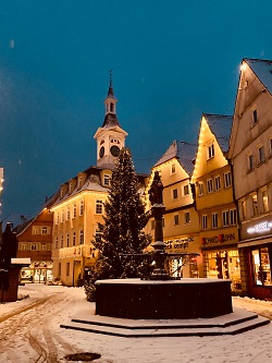 Auf dem Bild ist der Marktbrunnen und altes Rathaus im Schnee zu sehen