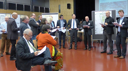 Der Vorsitzende Prof. Jörg Aldinger (2. von rechts), präsentierte das Ergebnis des Auswahlverfahrens.   