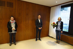 Auf diesem Bild ist Anna-Lena Mutscheller mit Oberbürgermeister Frederick Brütting bei der Übergabe eines Blumenstraußes zu sehen. Links im Bild ist die bisherige Amtsleiterin Uta Maria Steybe zu sehen.