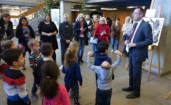 OB Thilo Rentschler sprach mit den Kindergartenkindern aus dem Stadtteil Heide über ihre Kunstwerke. Diese sind noch bis zum 11. Dezember im Rathaus-Foyer zu sehen. 