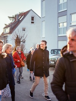 Auf dem Bild ist Oberbürgermeister Frederick Brütting beim Quartiersrundgang auf dem Galgenberg im Frühjahr 2022 zu sehen.