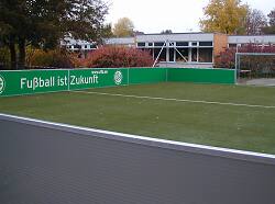 Auf dem Bild ist der Fußballplatz auf dem Spielplatz an der Rombachschule zu sehen.