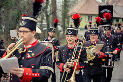Auf dem Bild sind die Musikanten der SHW-Bergkapelle bei der Parade zur Eröffnung des Besucherbergwerks Tiefer Stollen zu sehen.