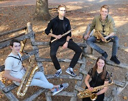 Saxophonquartett der Musikschule der Stadt Aalen, 4 Musiker mit Saxophon und Klarinette