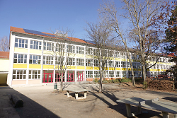 Auf dem Bild ist das Schulgebäude der Schillerschule zu sehen.
