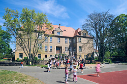 Auf dem Foto ist das Schulgebäude der Weitbrechtschule zu sehen.